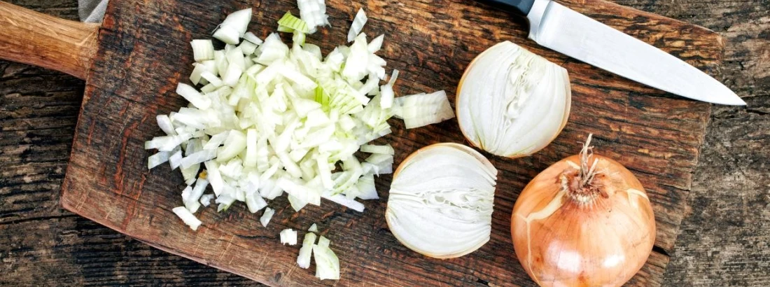 Jak kroić cebulę bez płakania – 4 sprawdzone sposoby