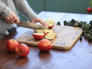 Pokrojone jabłka na desce