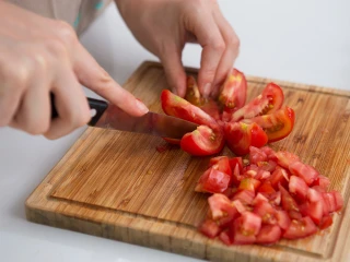 Pokrojone pomidory na drewnianej desce
