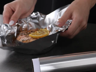 Ryba w folii aluminiowej przyprawiona i przygotowana do pieczenia