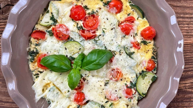 Śniadaniowy omlet z mozzarellą, warzywami i ziołami