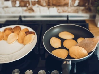 Smażenie placuszków bananowo-owsianych na patelni