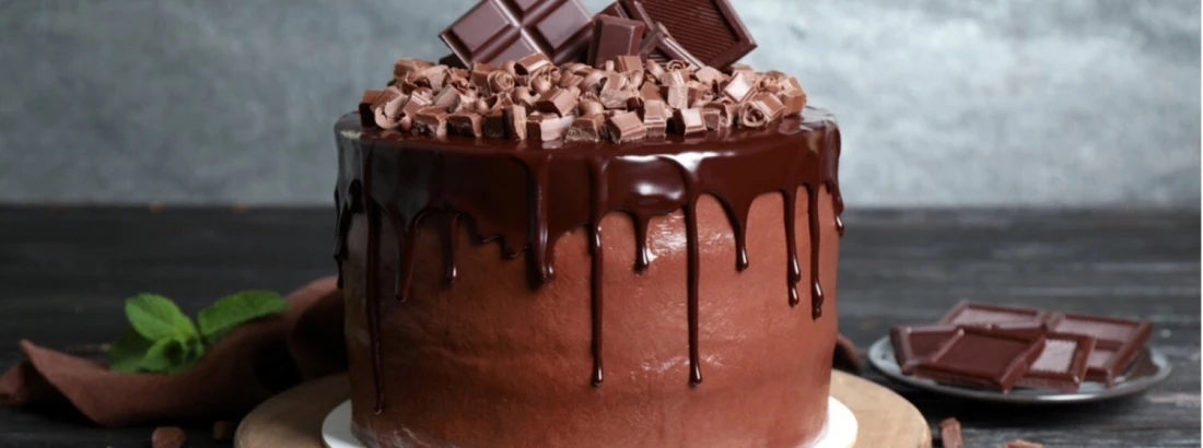 Jak zrobić dekoracje z czekolady na tort?