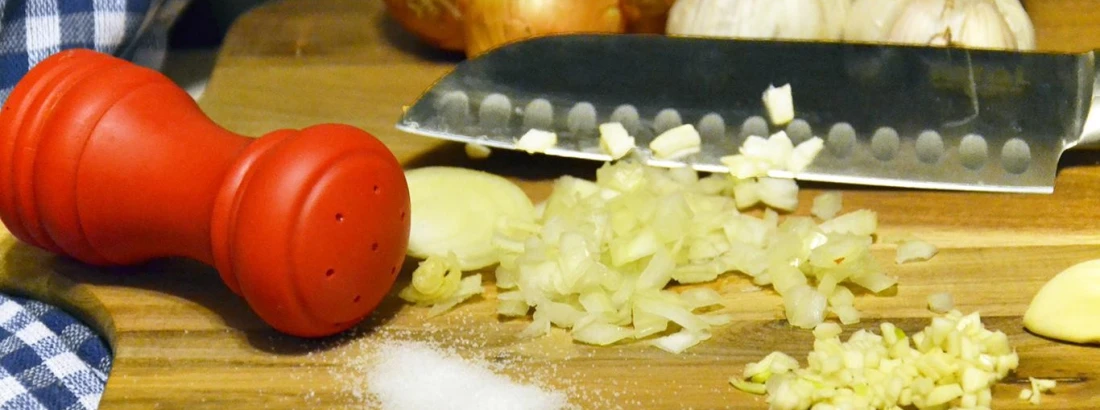 Jak usunąć zapach cebuli i czosnku?