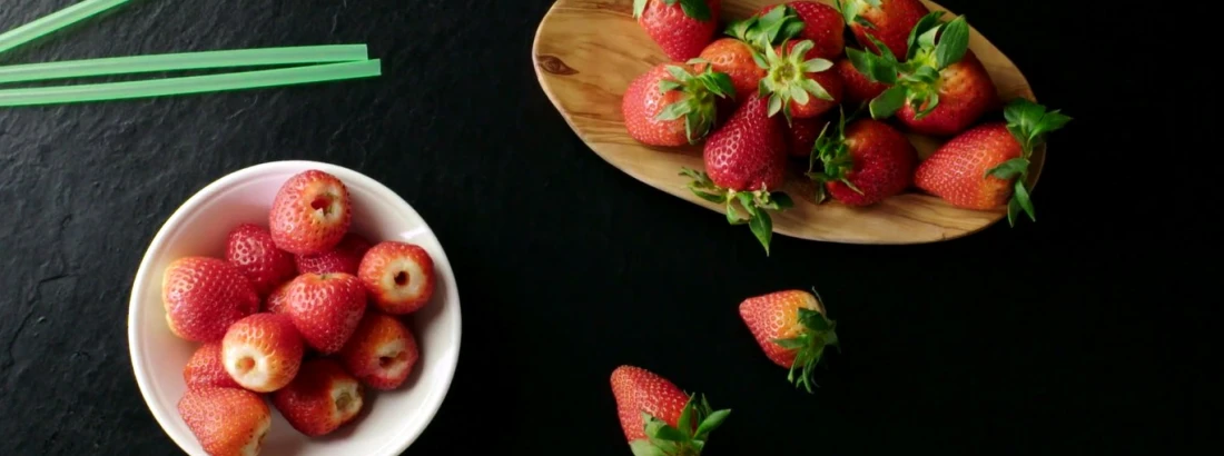Jak łatwo oddzielić szypułki od truskawek? 