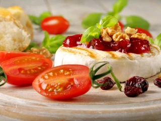 Grillowany camembert z żurawiną podany z pomidorkami koktajlowymi oraz orzechami