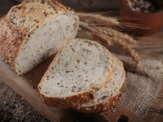 Pokrojony chleb pszenno-żytni z ziarnami