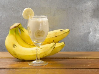 Smoothie z bananem i płatkami owsianymi