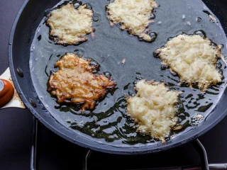 Smażenie placków ziemniaczanych na patelni