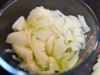 Pokrojona cebula w misce