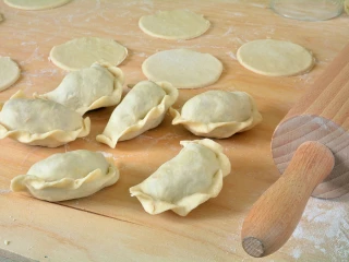 Lepienie pierogów z kaszą gryczaną i serem
