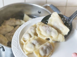Wyjmowanie gotowych pierogów z garnka
