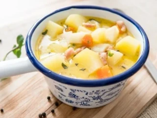 Zupa ziemniaczana podana w rondelku