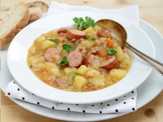 Zupa ziemniaczana podana z kromką chlebaa