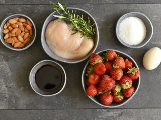 Składniki na pieczonego kurczaka w migdałach z sosem truskawkowo-balsamicznym