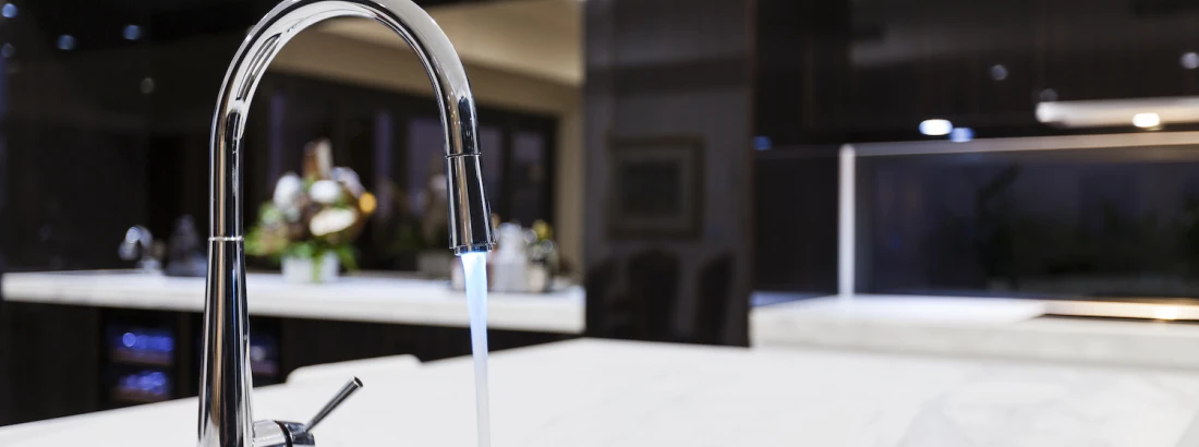 Jak oszczędzić wodę w domu? Sprawdzone sposoby i sprzęty AGD
