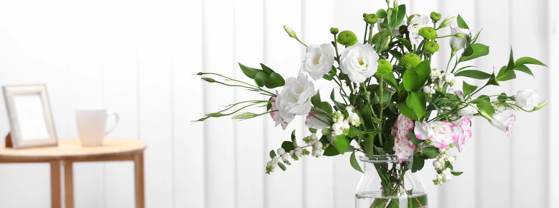 Kwiaty cięte w domu. Jak dobrać wazon?
