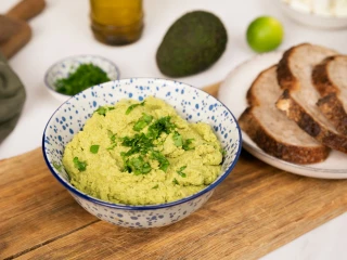 Gotowa pasta z awokado i groszkiem