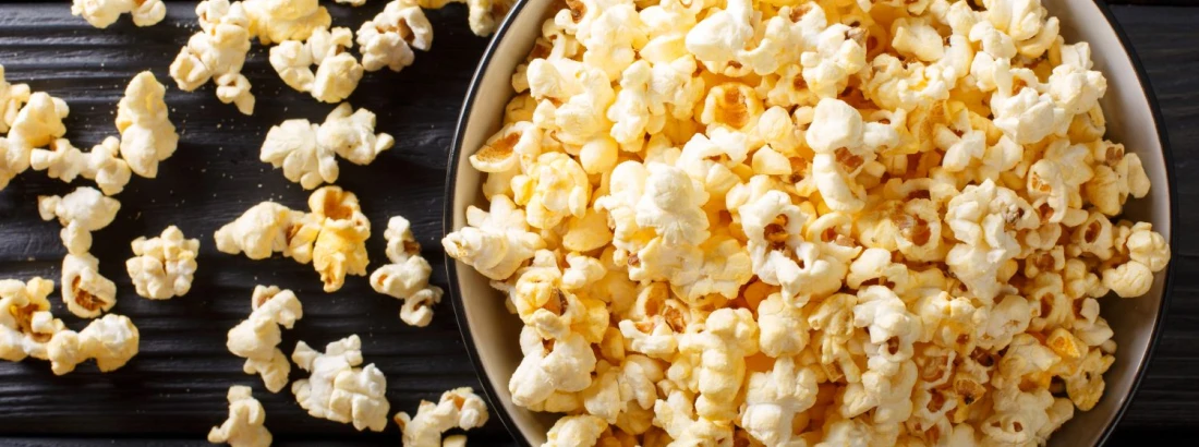 Jak zrobić popcorn w domu? 4 pomysły na popcorn smakowy