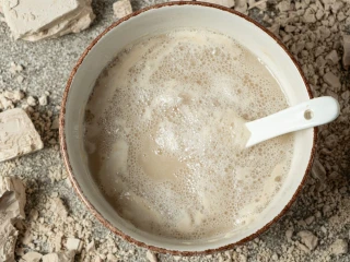 Rozczyn z mąki, drożdży, mleka i cukru