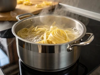 Gotujący się makaron tagliatelle