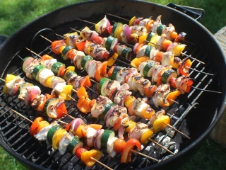 Grillowanie szaszłyków warzywnych na grillu
