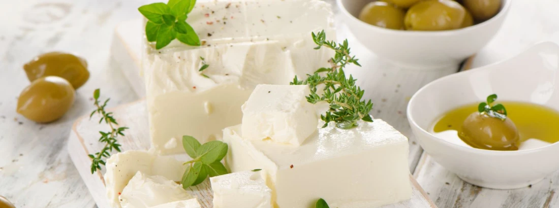 Jak pokroić ser feta w kostkę?