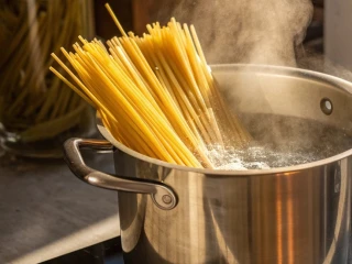 Makaron spaghetti w garnku z wrzącą wodą