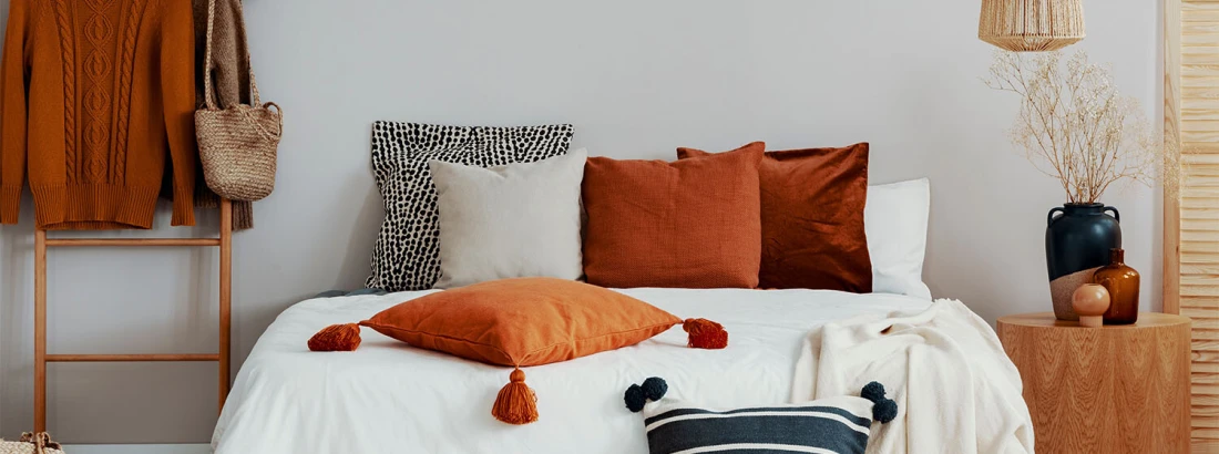 Ozdobne poduszki — jak je wykorzystać nie tylko w sypialni?