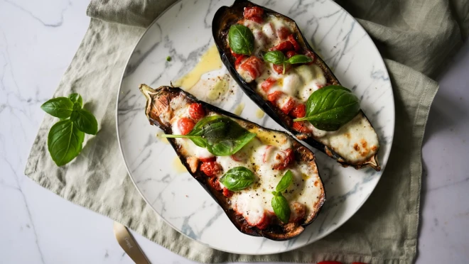 Zapiekany bakłażan z pomidorami, mozzarellą i octem balsamicznym