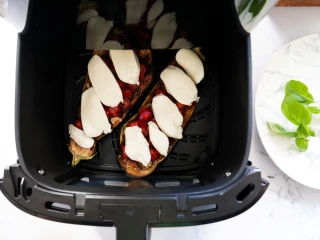 Połówki bakłażana z pomidorkami i mozzarellą w koszyku Air Fryera Bosch Serie 6
