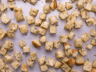 Chrupiące grzanki z ziołami