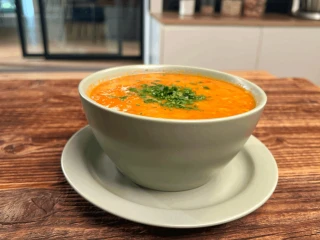 zupa z czerwonej soczewicy w miseczce