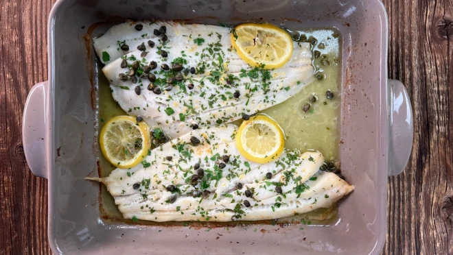Halibut pieczony w naczyniu z masłem