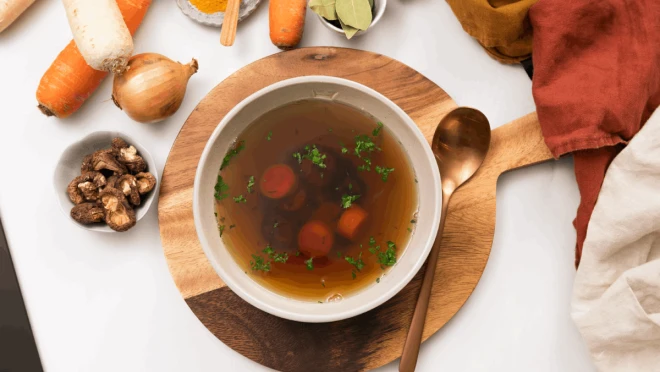 Bulion wegański z grzybami i tymiankiem według Mateusza Gesslera