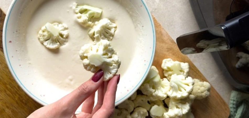 chrupiący kalafior z wyrazistym sosem