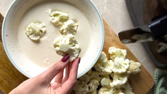 Chrupiący kalafior z wyrazistym słodko-kwaśno-pikantnym sosem