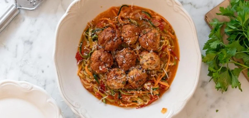 Pulpeciki z kurczaka z warzywnym spaghetti