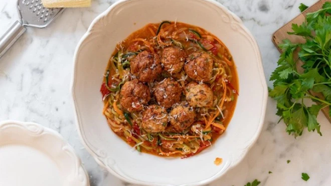 Pulpeciki z kurczaka z warzywnym spaghetti w Air Fryer Serie 6 marki Bosch