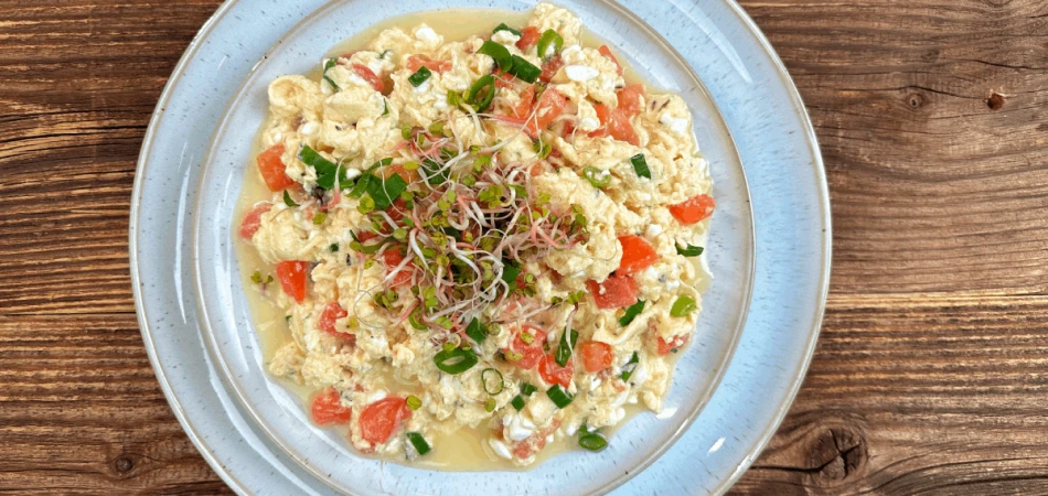 Jajecznica z serkiem wiejskim