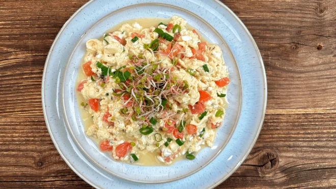 Jajecznica z serkiem wiejskim