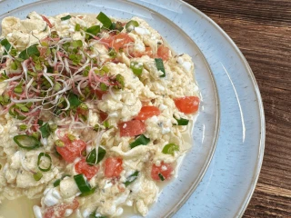 jajecznica z serkiem wiejskim