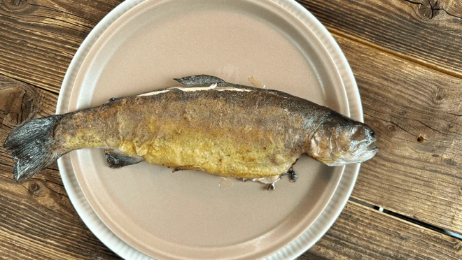 Chrupiący pstrąg z patelni