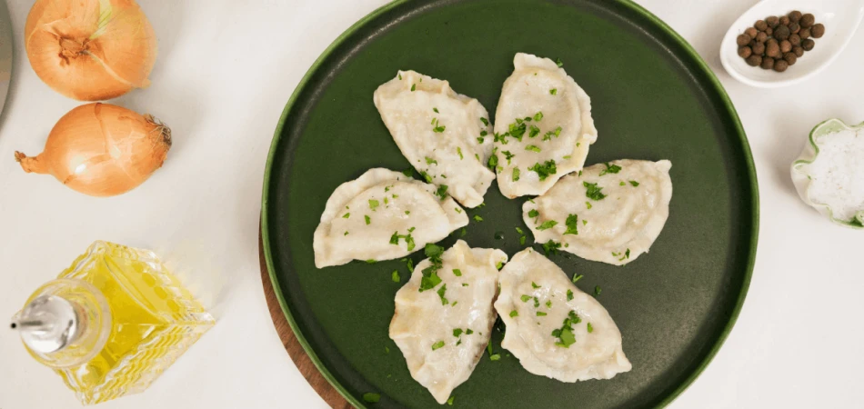 tradycyjne pierogi z kapustą i grzybami