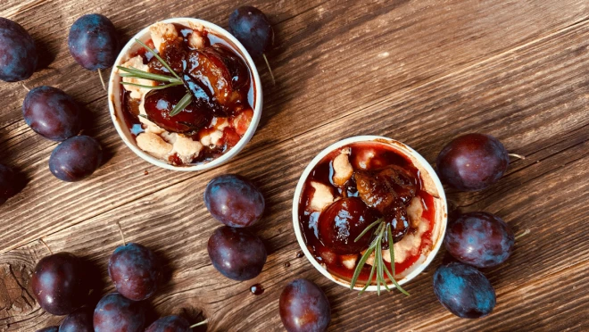 Karmelizowane śliwki z kruszonką z piekarnika