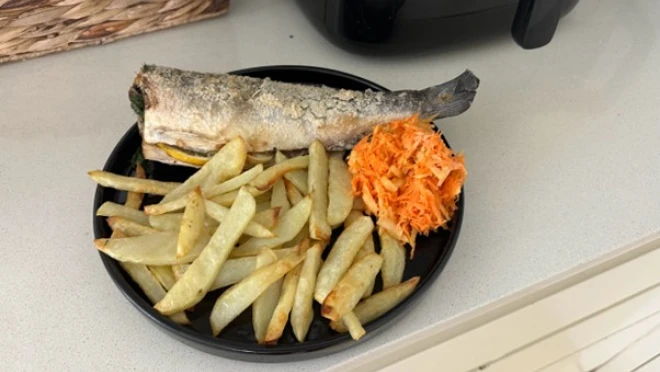 Pieczony okoń morski z frytkami