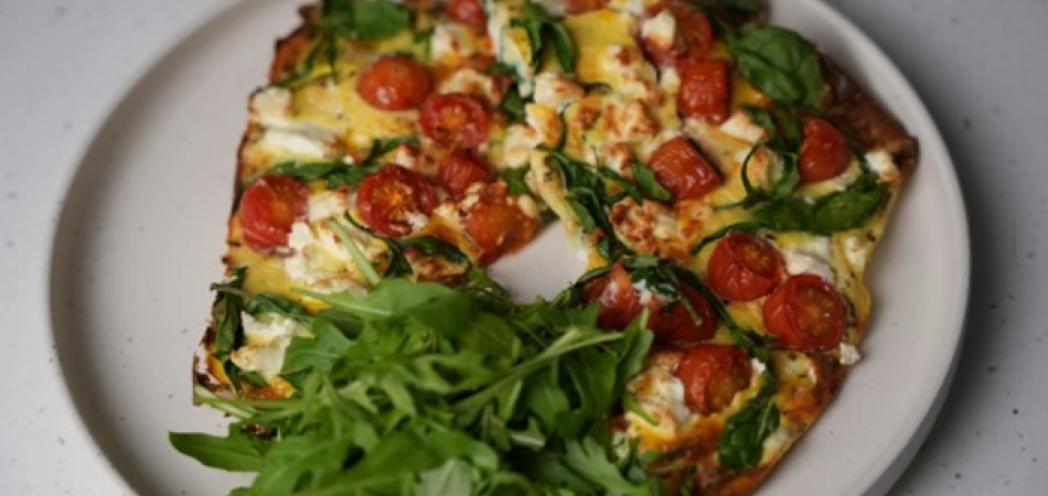 Omlet ze szpinakiem, pomidorkami cherry i fetą