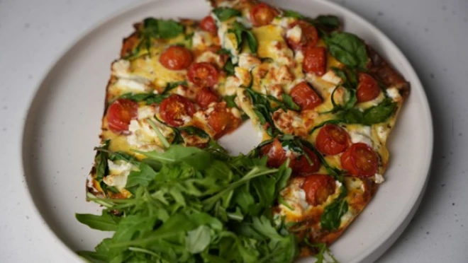 Omlet ze szpinakiem, pomidorkami cherry i fetą