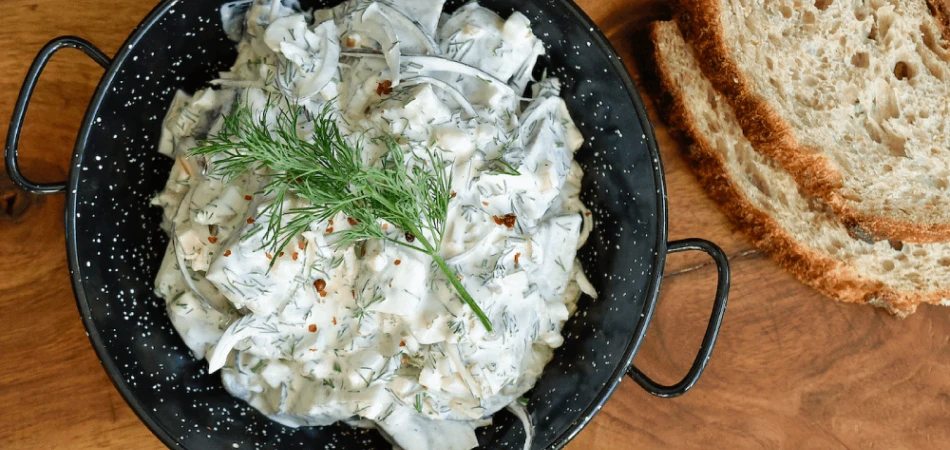 Śledzie w śmietanie z jabłkiem, cebulą i ogórkiem kiszonym