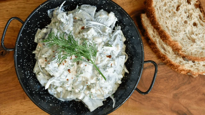 Śledzie w śmietanie z jabłkiem, cebulą i ogórkiem kiszonym